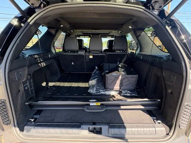 New 2026 Santorini Black Land Rover Dynamic SE image 44