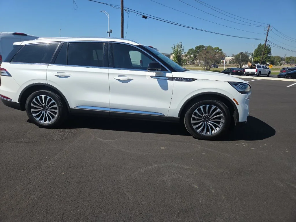 Used 2024 White Lincoln Premiere image 19