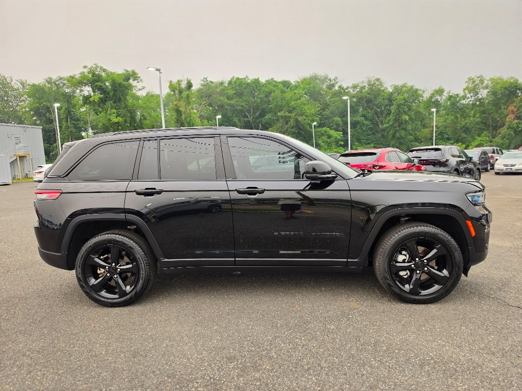 Used 2024 Diamond Black Crystal Pearl Coat Jeep Limited image 23