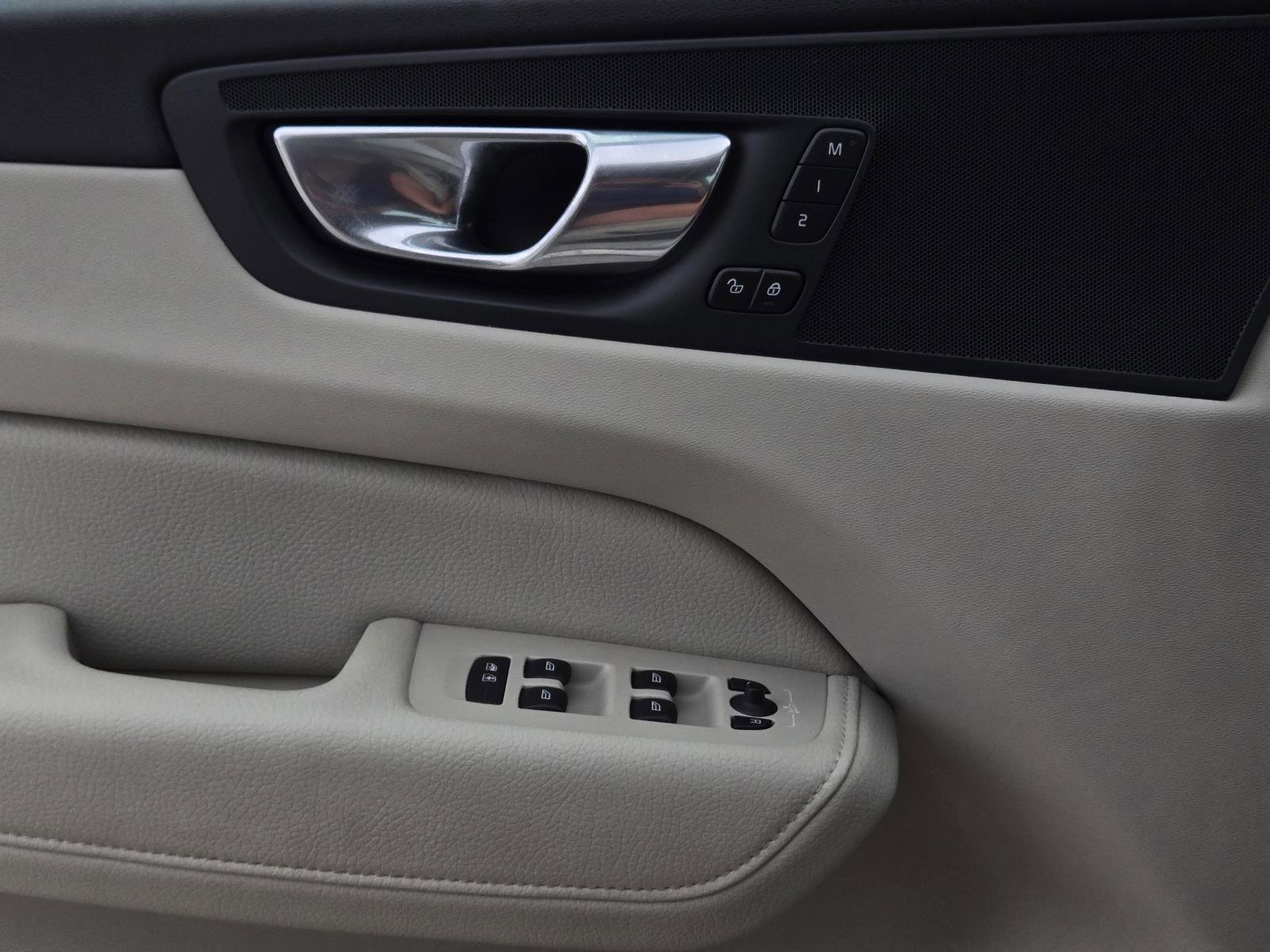Used 2020 Crystal White Volvo Momentum image 25