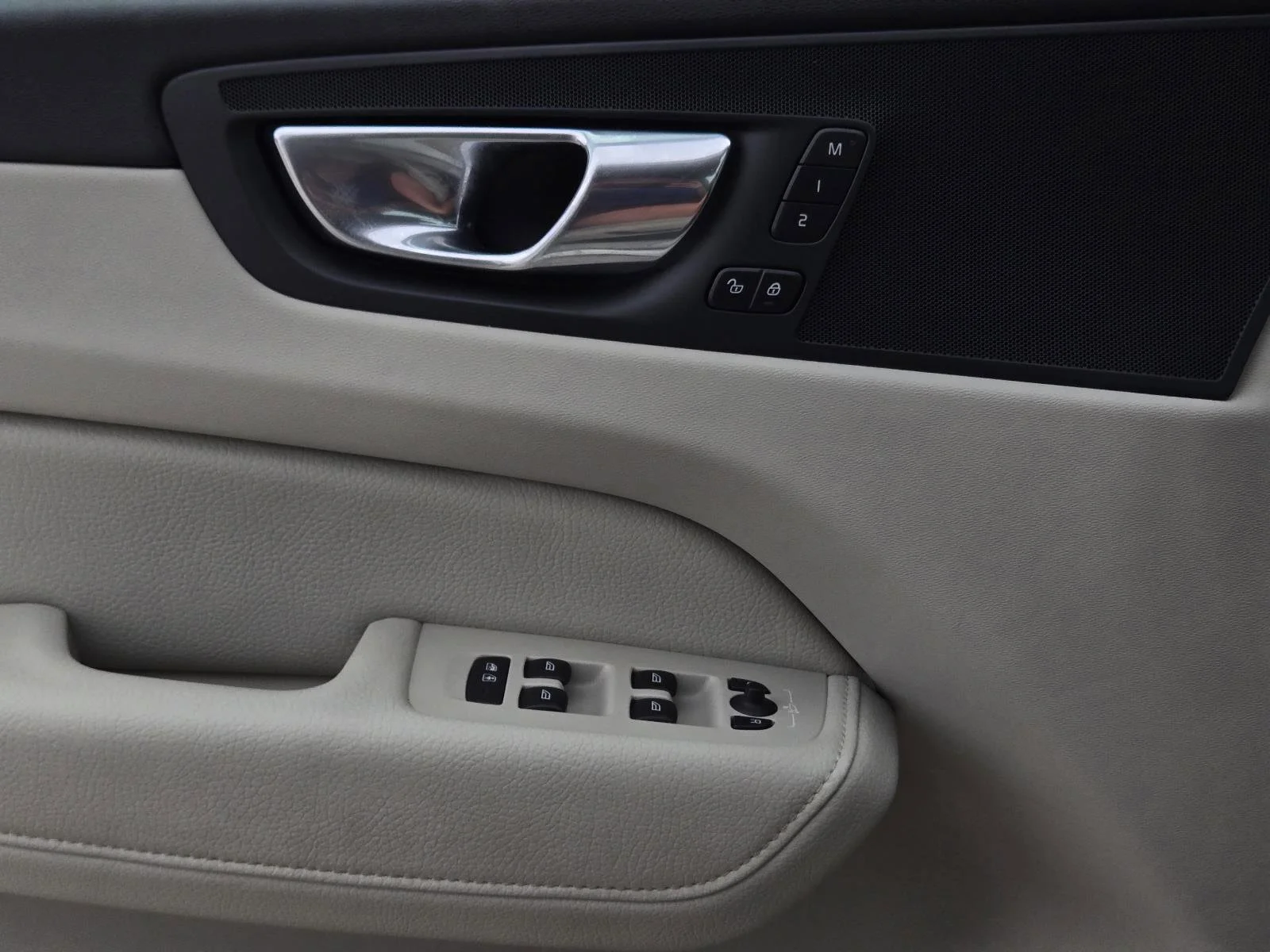 Used 2020 Crystal White Volvo Momentum image 25