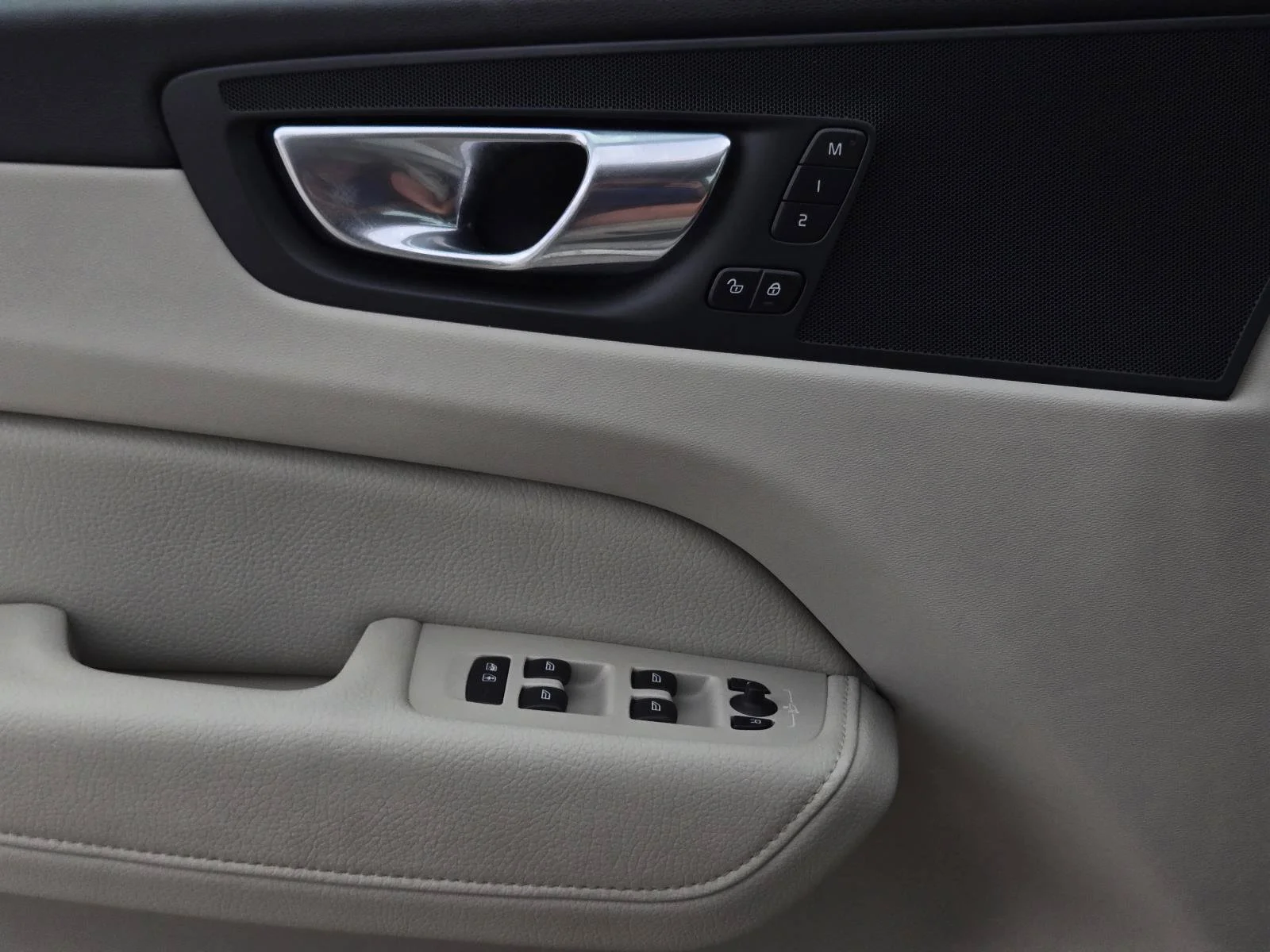 Used 2020 Crystal White Volvo Momentum image 25
