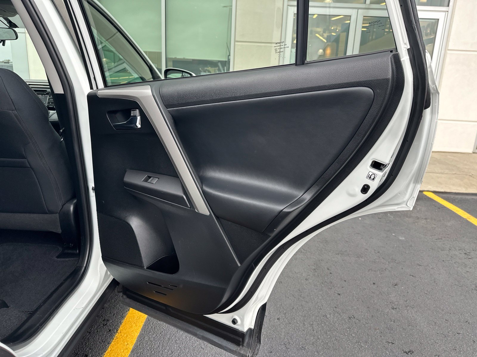 Used 2016 White Toyota XLE image 35