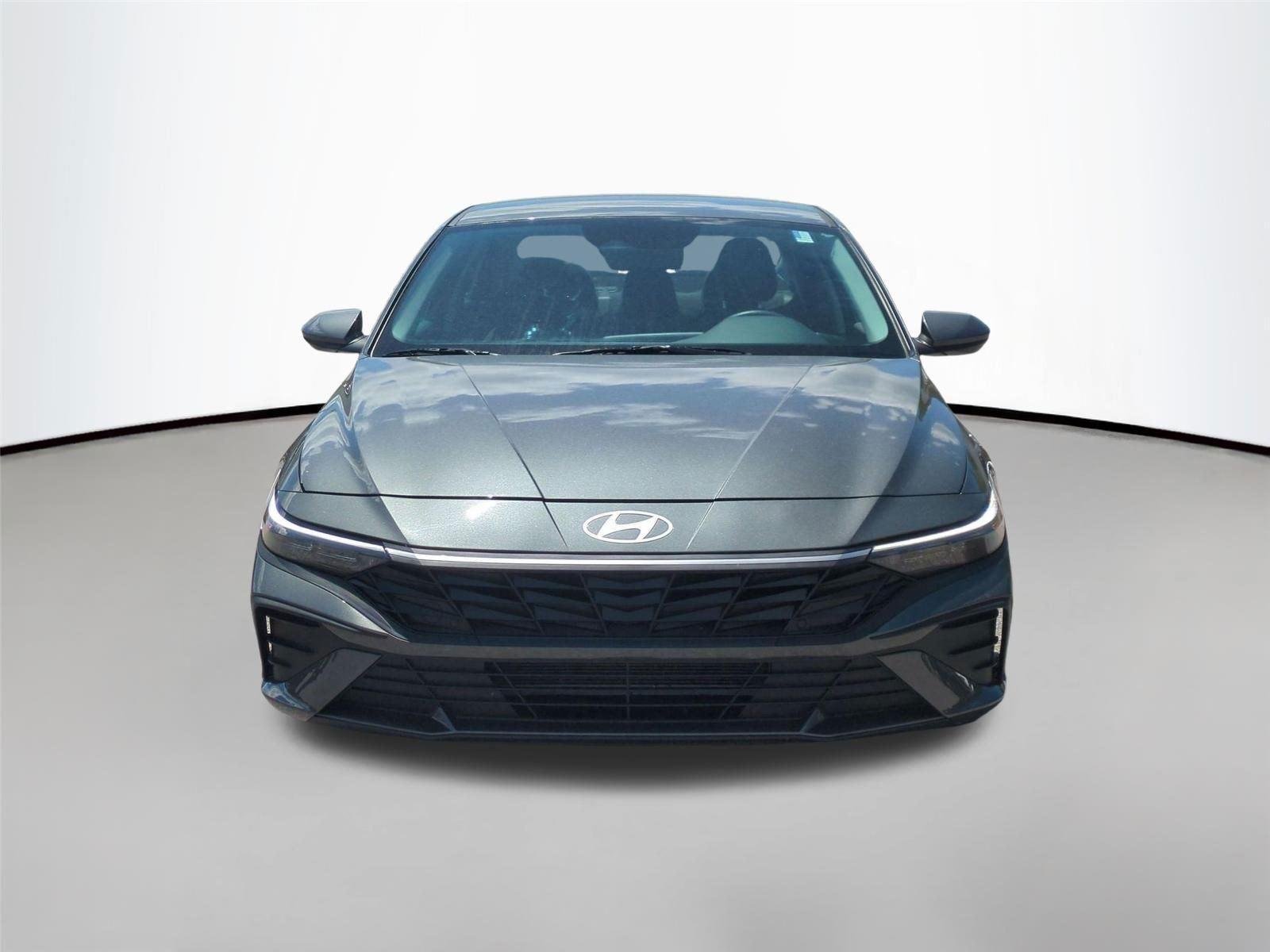 Used 2025 Amazon Gray Hyundai SE image 8