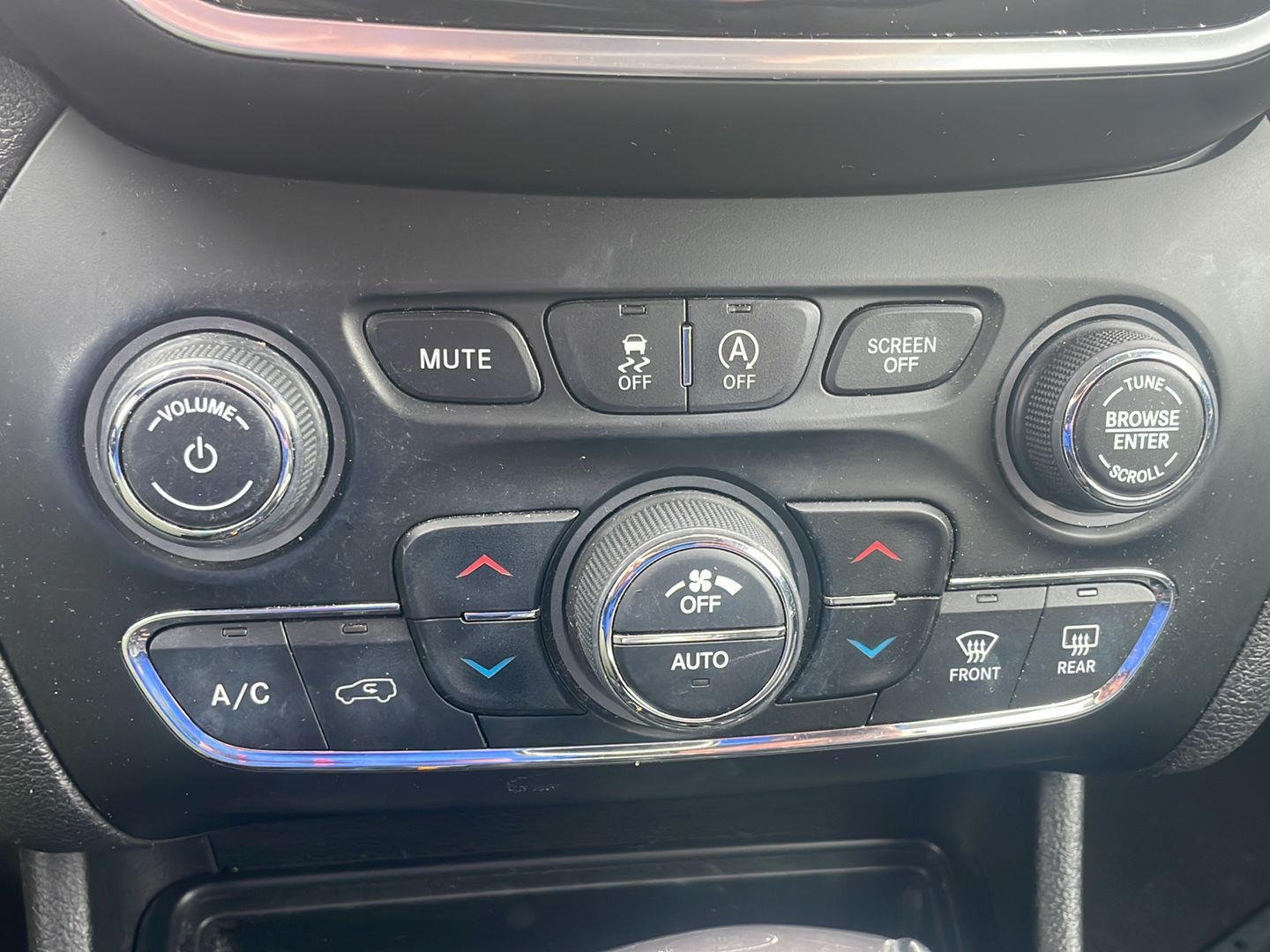 Used 2019 Velvet Red Pearlcoat Jeep Limited image 4