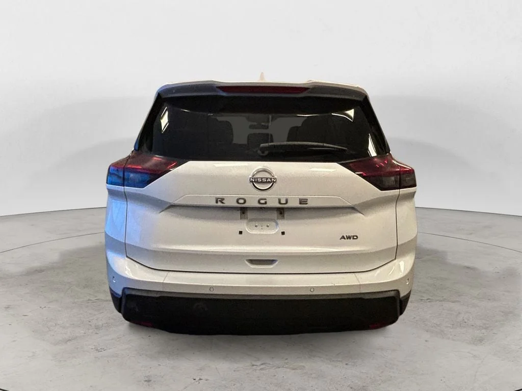 Used 2025 White Pearl Nissan SV image 5