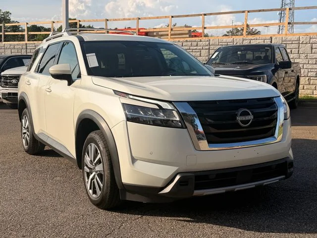 Used 2023 Pearl White Nissan SL image 7