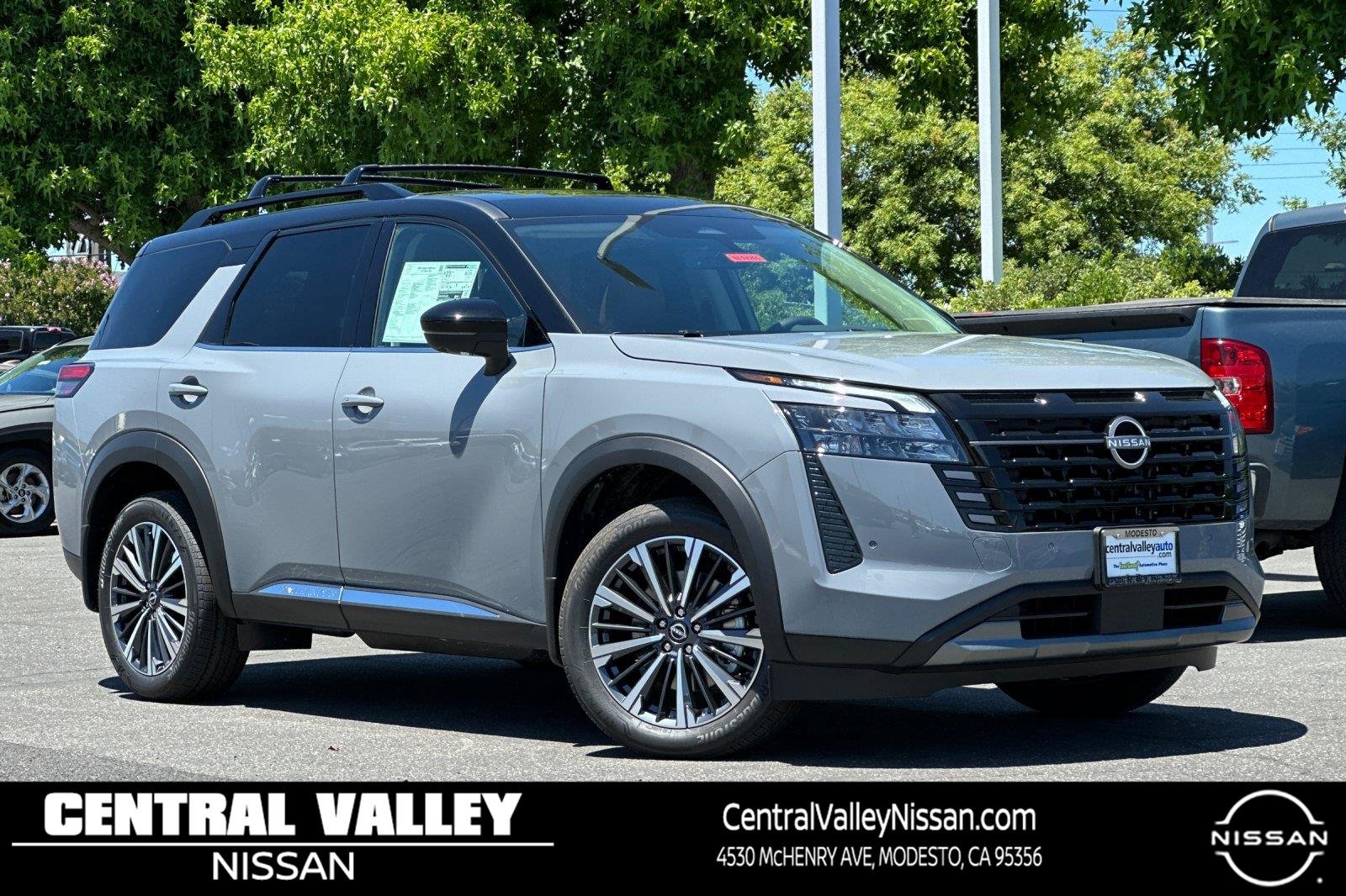 New 2026 Boulder Gray Pearl/Super Black Nissan Platinum image 2