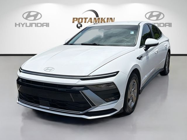 Used 2025 White Hyundai SE image 1