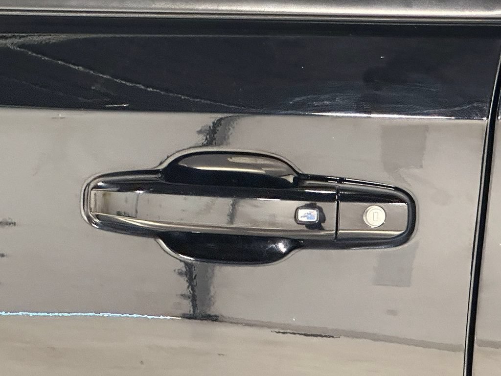 Used 2019 BLACK Chevrolet RST image 19