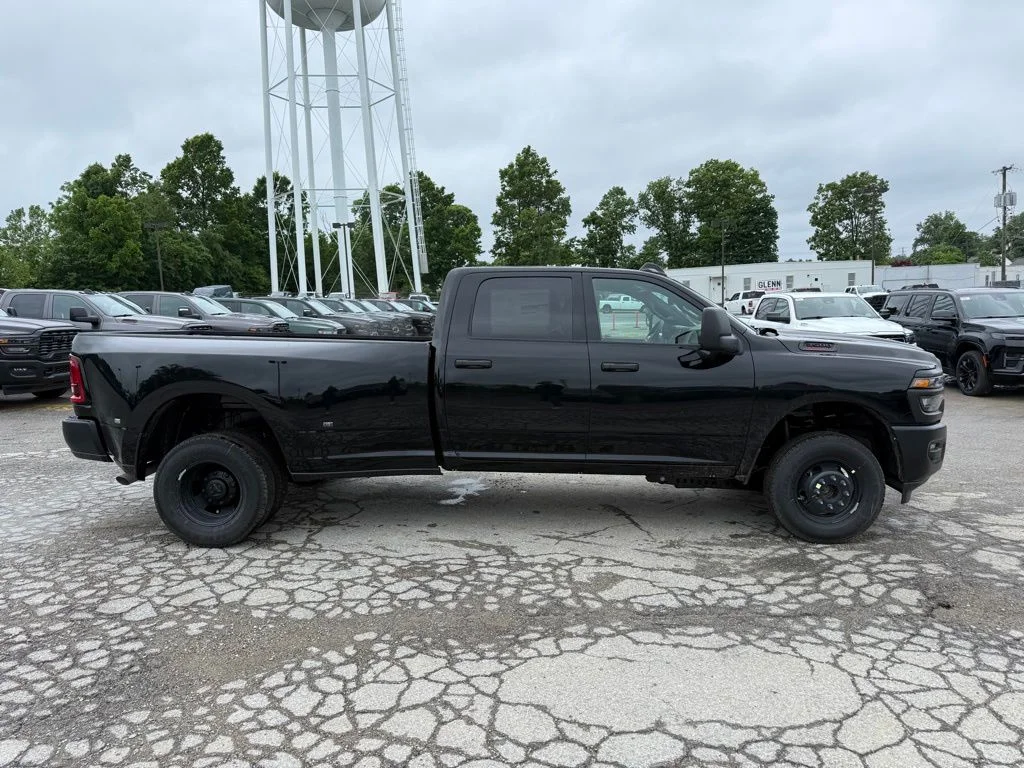 New 2026 Diamond Black Crystal Pearl-Coat Exterior Paint RAM Tradesman image 5