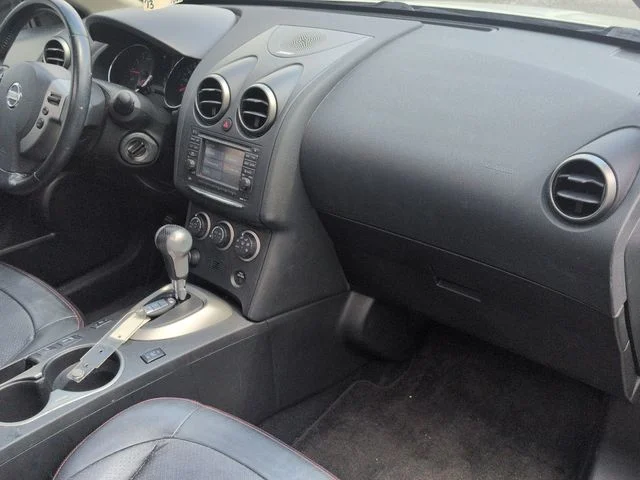 Used 2013 White Nissan SL image 32
