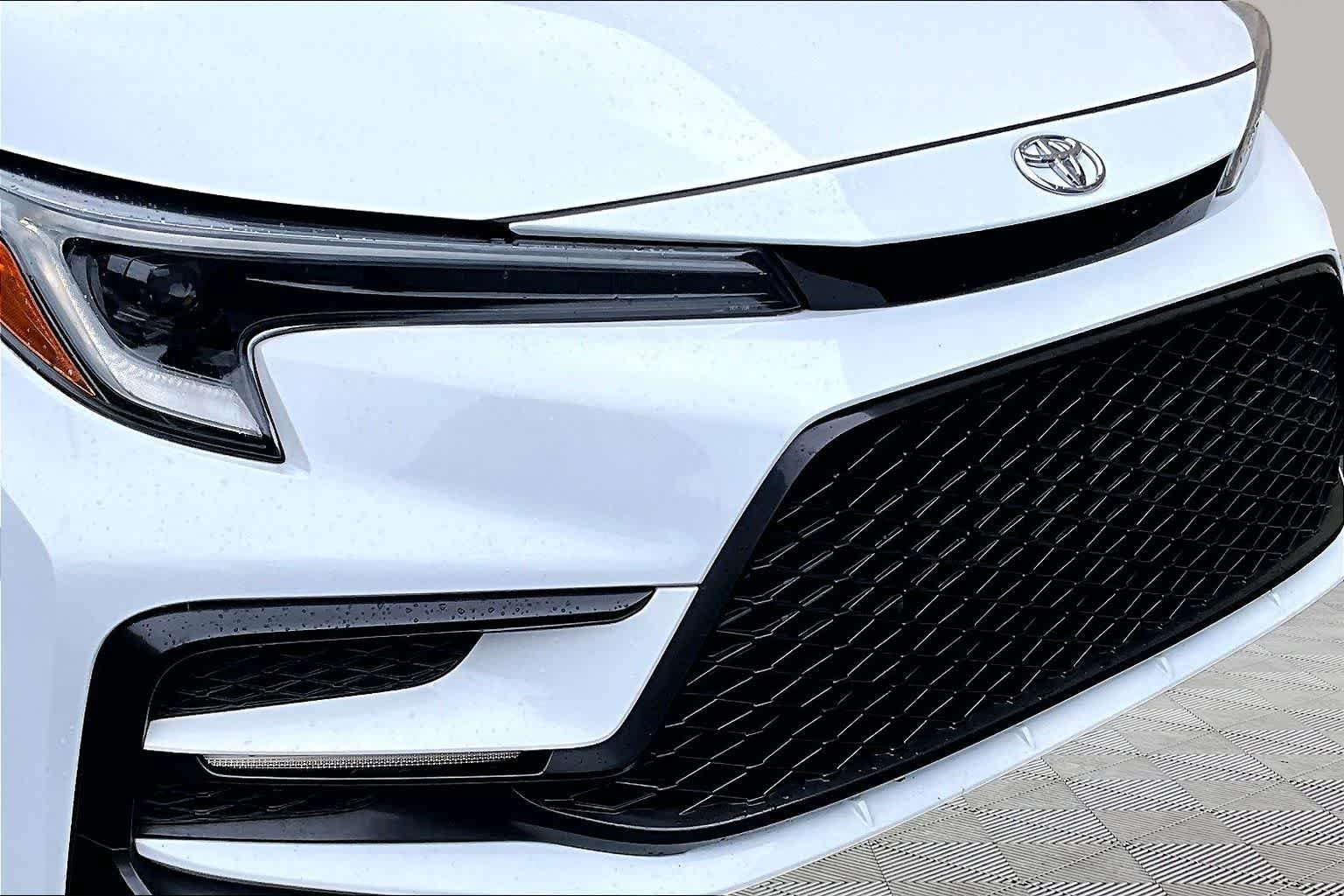 Used 2024 Ice Cap Toyota SE image 30