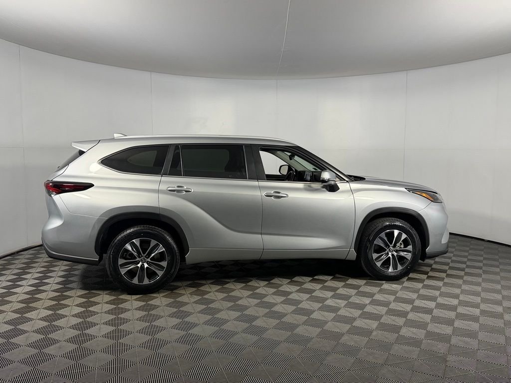 Certified Used 2025 Silver Toyota XLE image 3