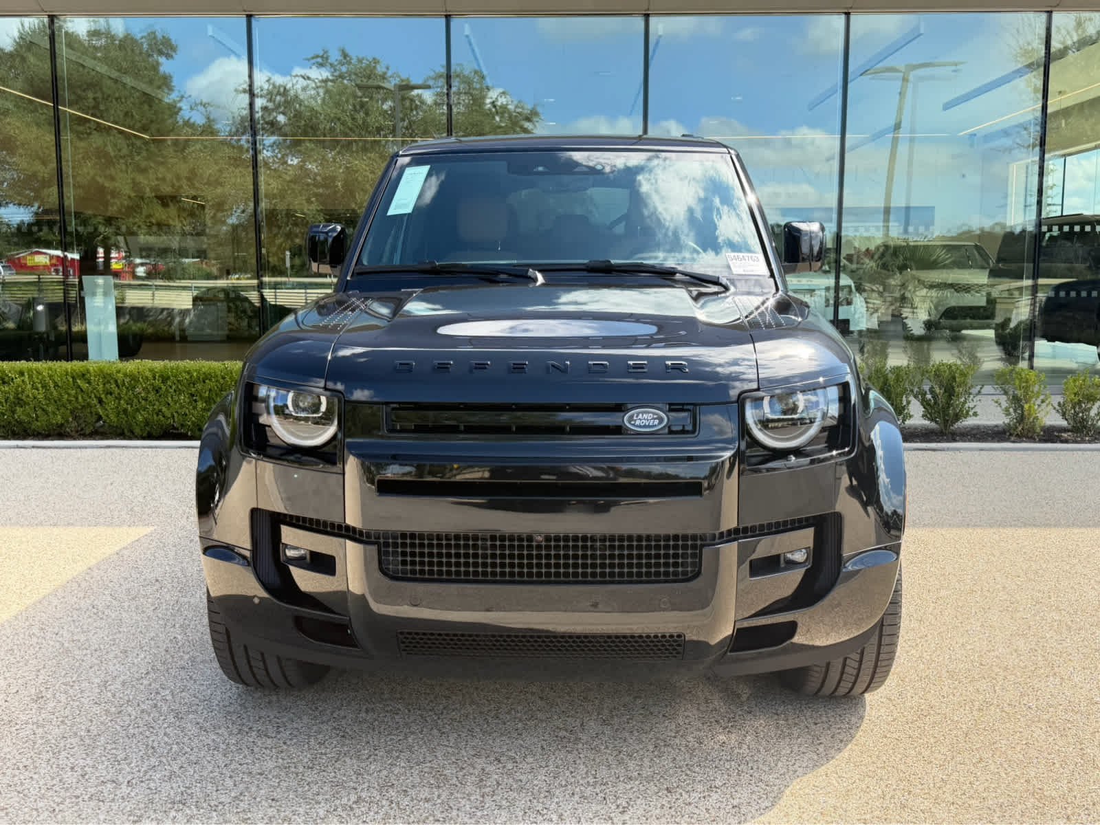New 2026 Santorini Black Land Rover X-Dynamic SE image 2