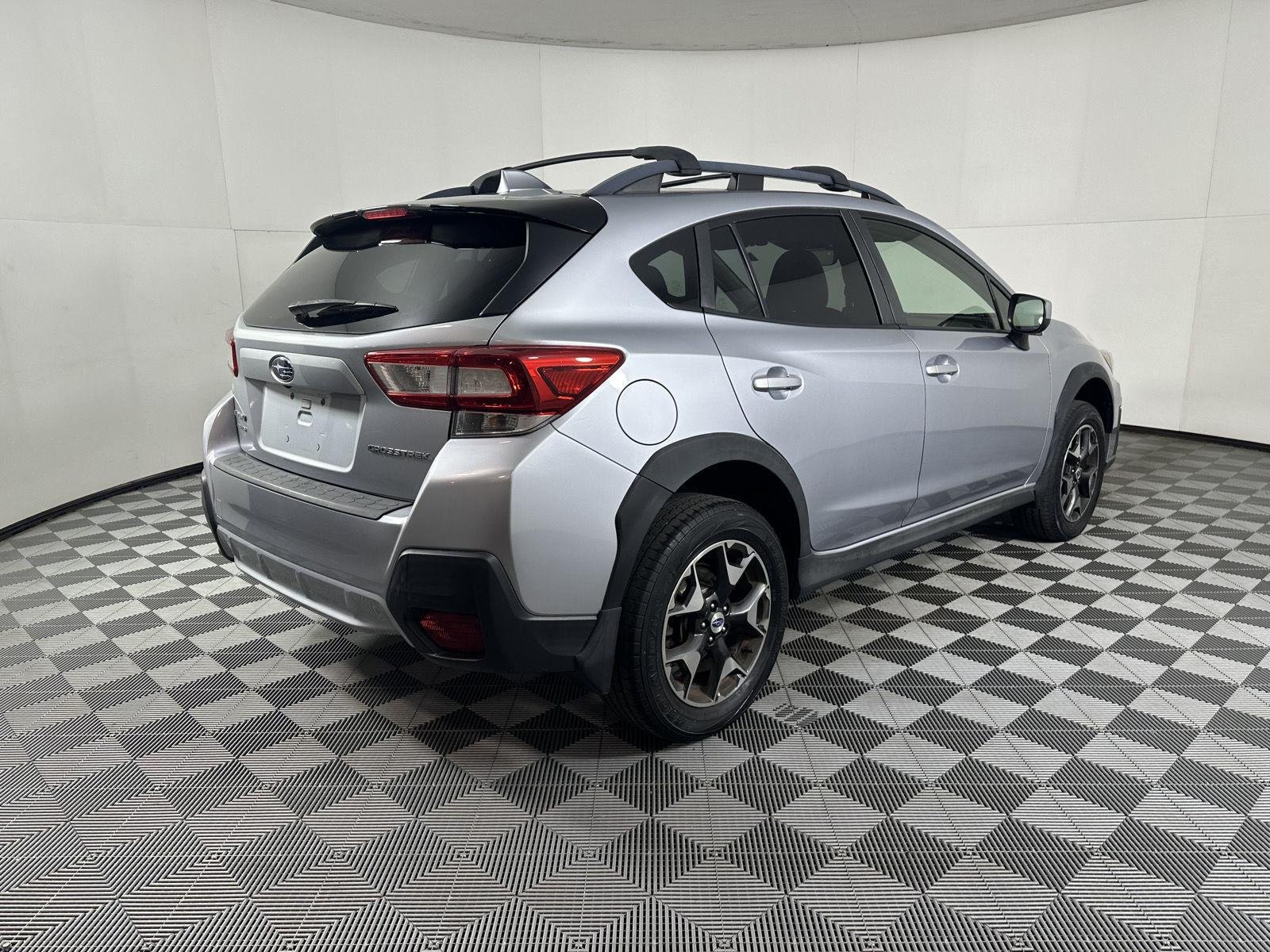 Used 2018 Ice Silver Metallic Subaru Premium image 9