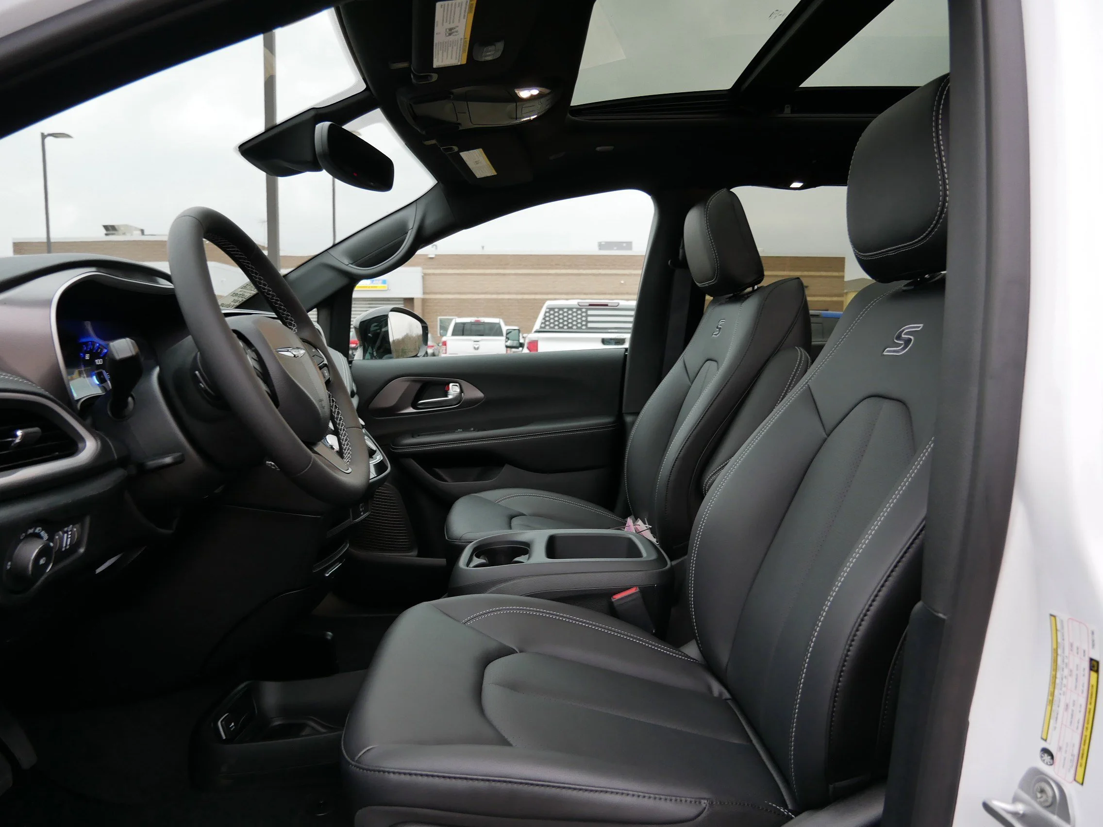 New 2026 Bright White Clear-Coat Exterior Paint Chrysler Select image 6