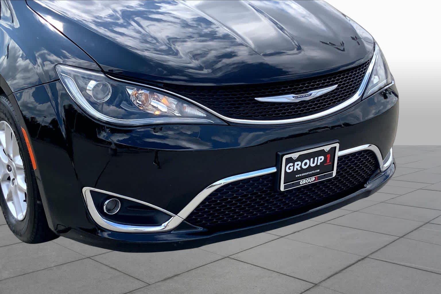 Used 2020 Brilliant Black Crystal Pearlcoat Chrysler Touring L image 28