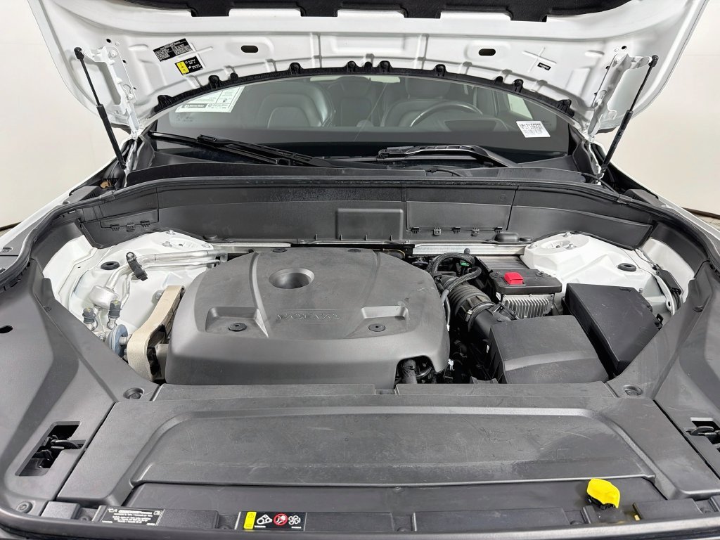 Used 2021 White Volvo T6 R-Design image 32