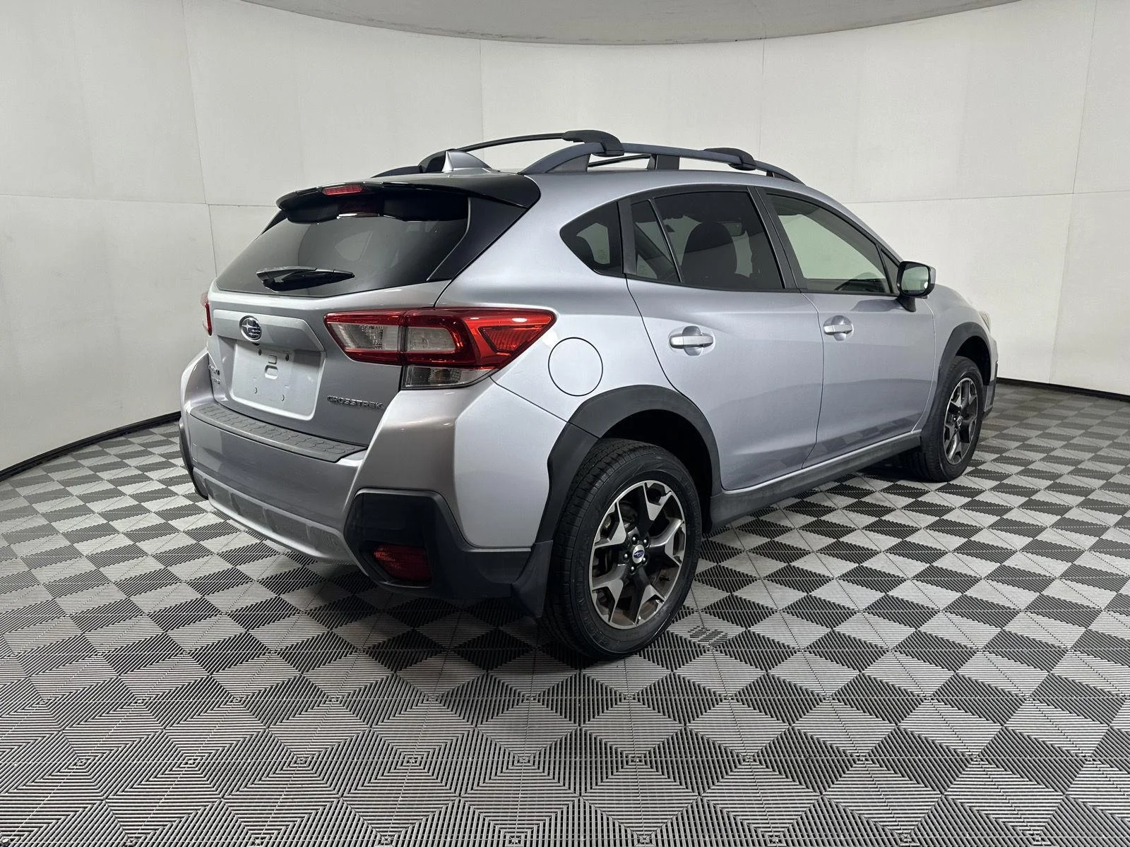 Used 2018 Ice Silver Metallic Subaru Premium image 9