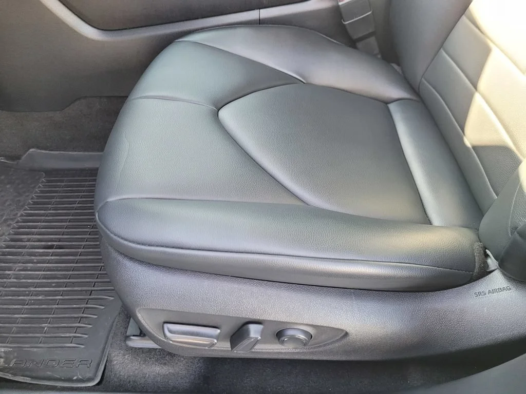 Used 2023  Toyota L image 17
