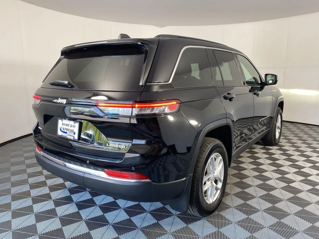 Used 2025 Diamond Black Crystal Pearlcoa Jeep Laredo X image 10