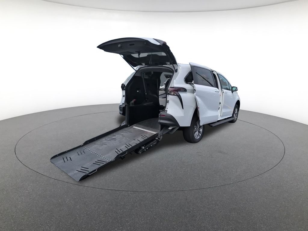 2025 Toyota Sienna LE - Photo 11