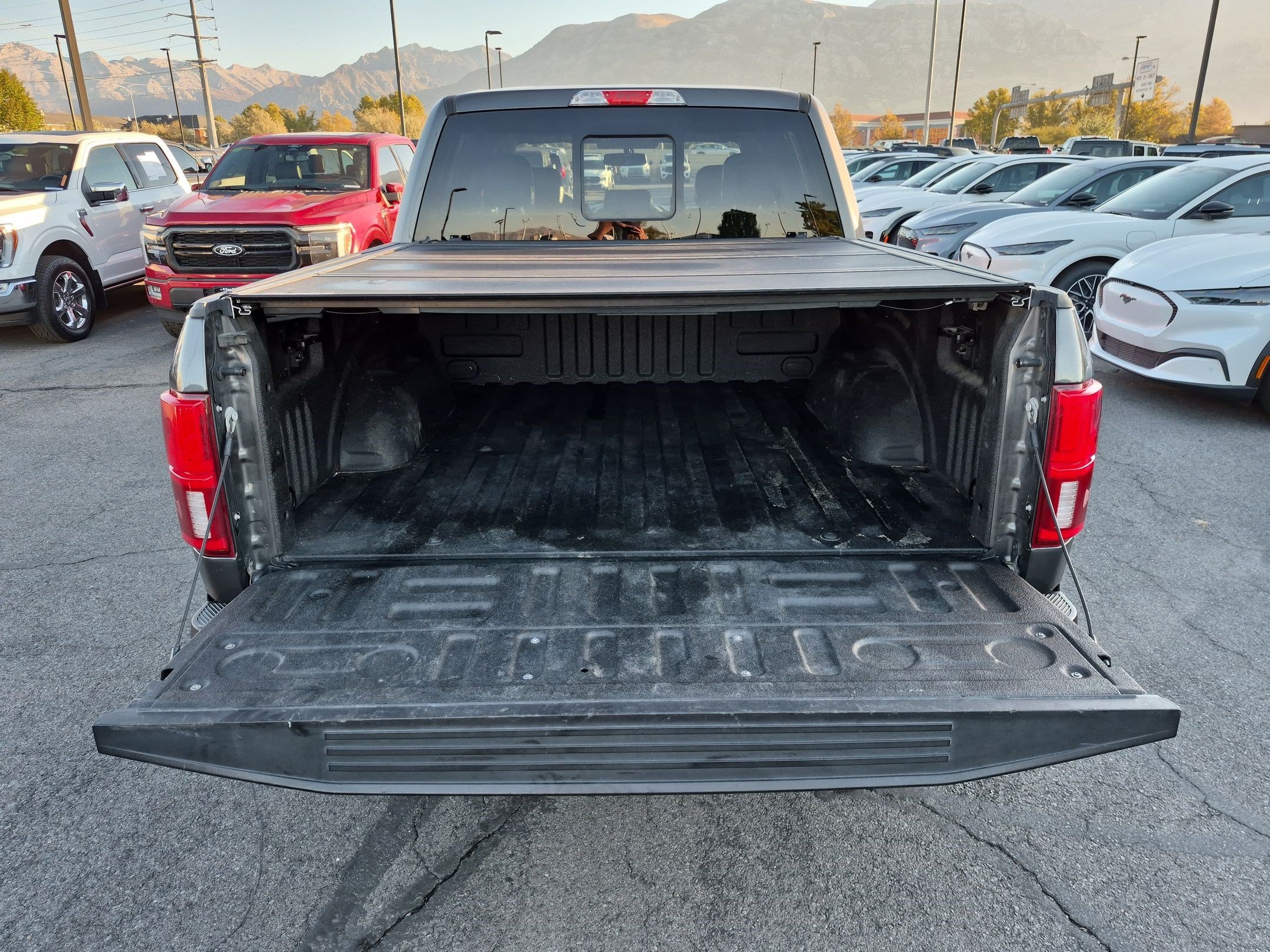 Used 2018 Magnetic Ford LARIAT image 29