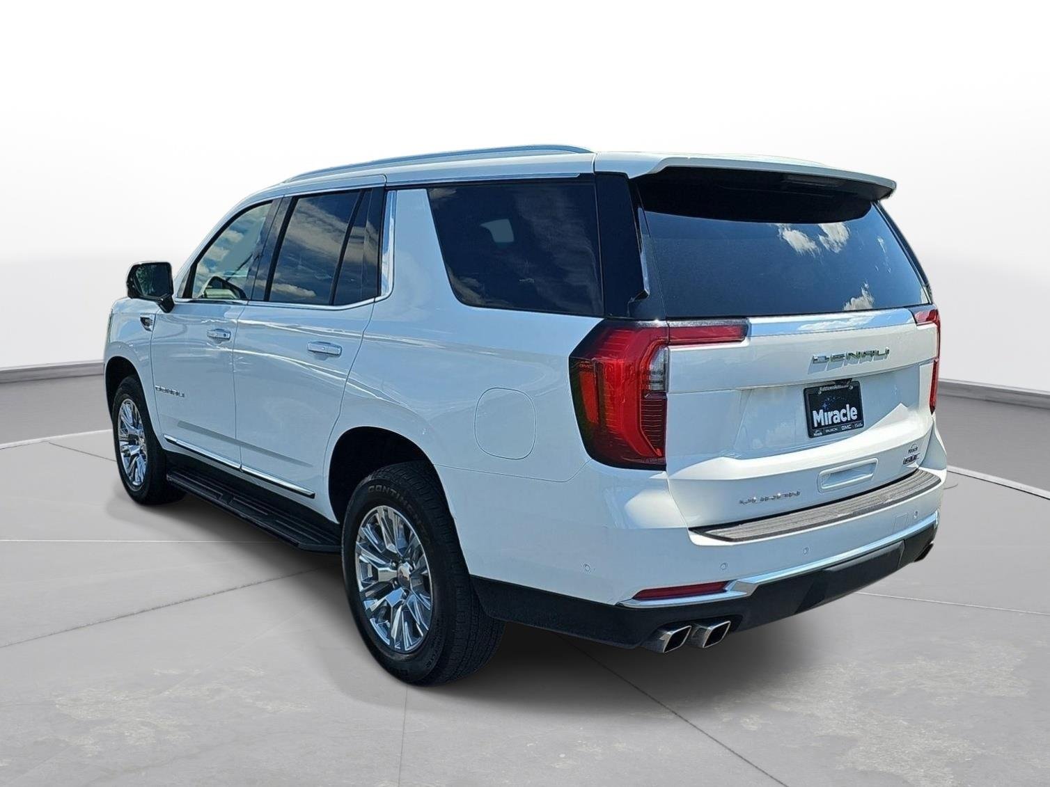Used 2025 Summit White GMC Denali image 7