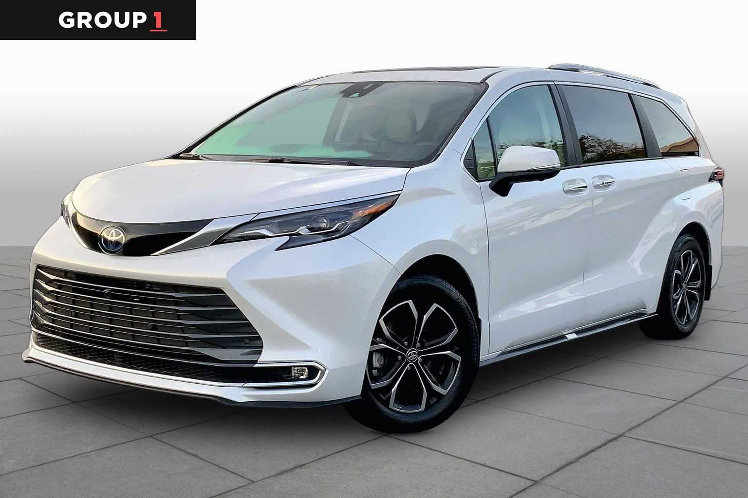 2025 Toyota Sienna Platinum 7-Passenger Hybrid AWD's photo