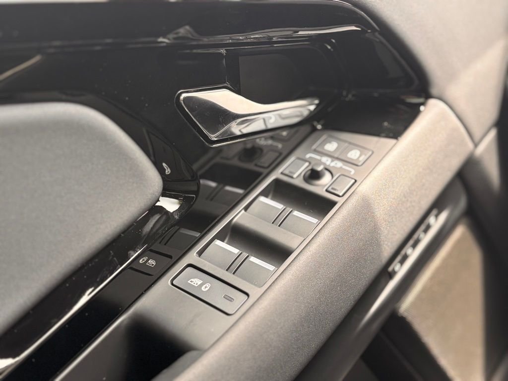 New 2026 Seoul Pearl Silver Land Rover Dynamic image 11
