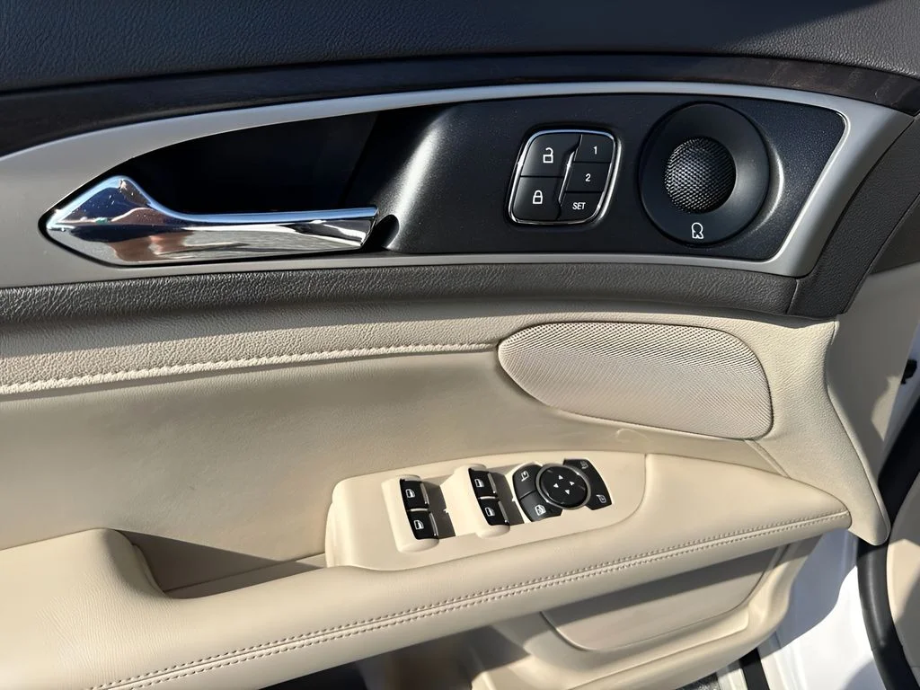 Used 2019 White Lincoln Reserve image 27