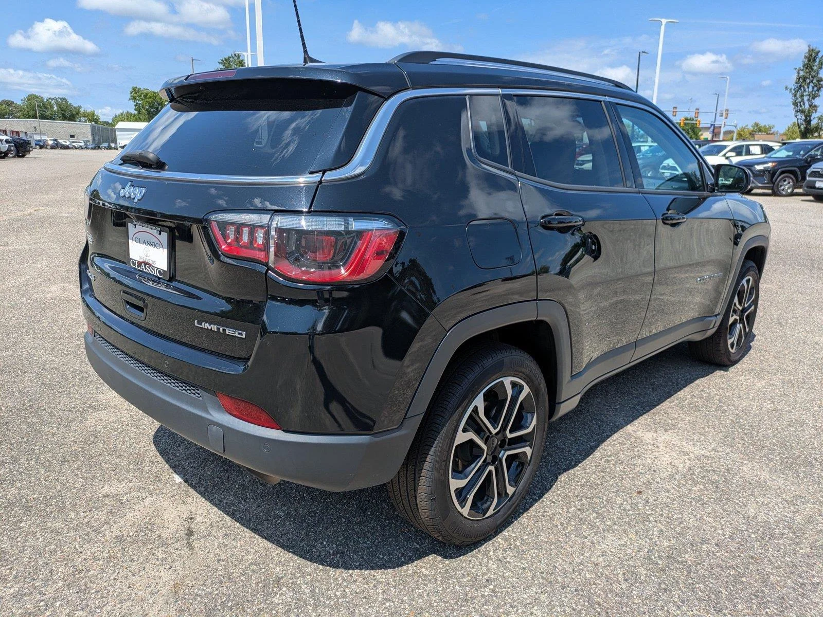 Used 2022 Diamond Black Crystal Pearlcoat Jeep Limited image 4