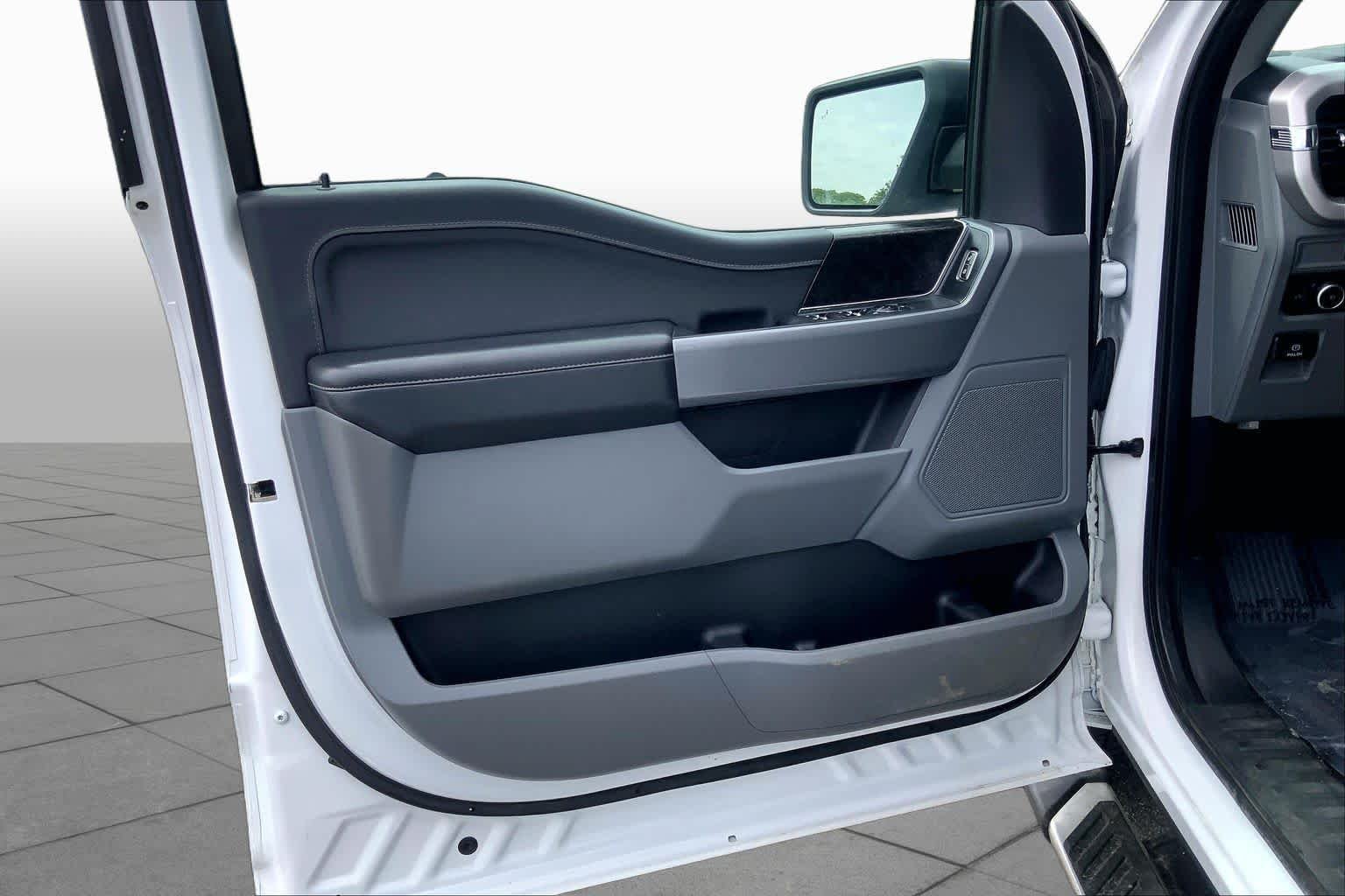 Used 2023 Oxford White Ford XLT image 22