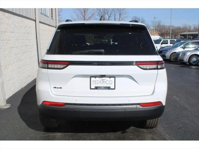 New 2026 Bright White Clear-Coat Exterior Paint Jeep Laredo image 4