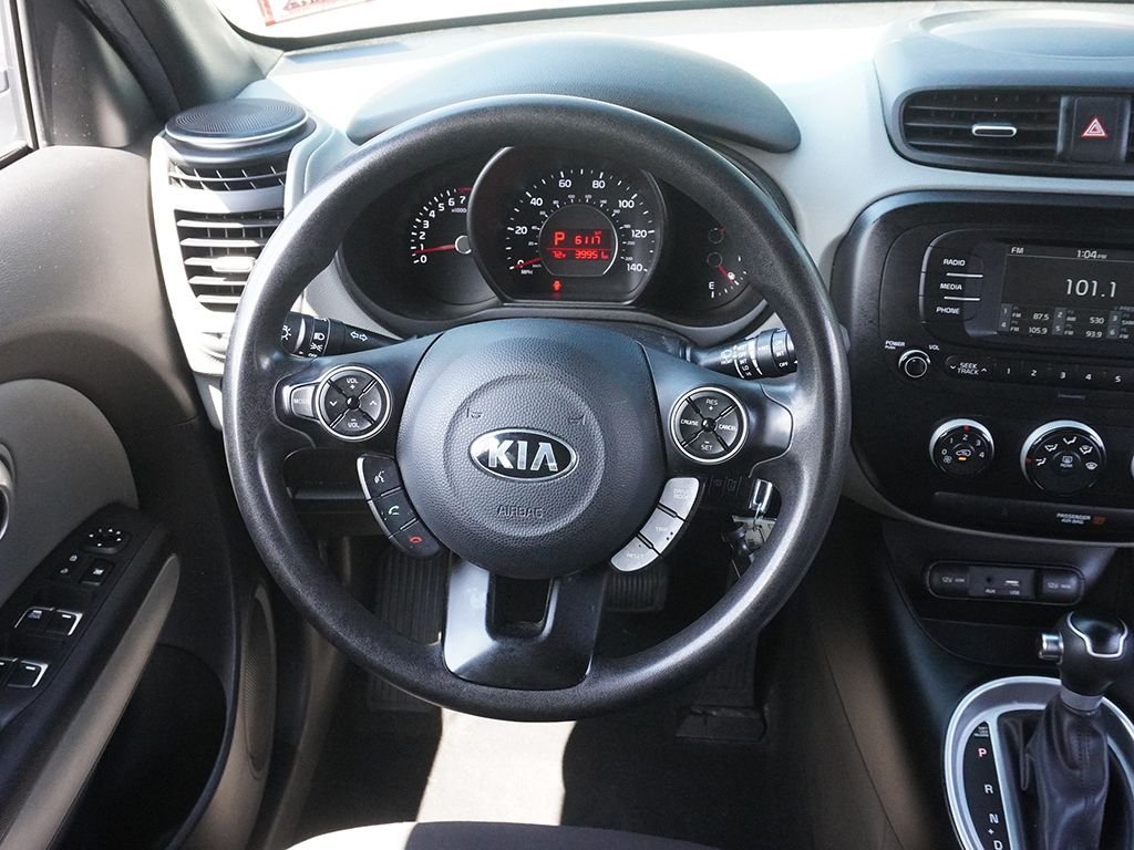 Used 2018 White Kia Base image 29