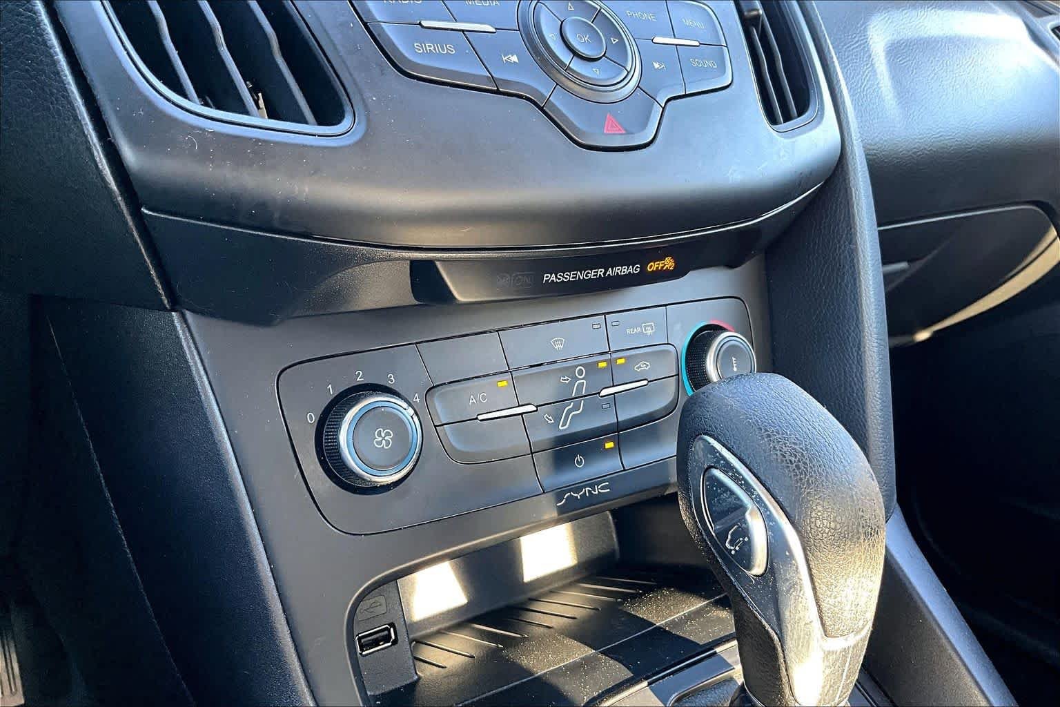 Used 2018 Magnetic Metallic Ford SE image 34
