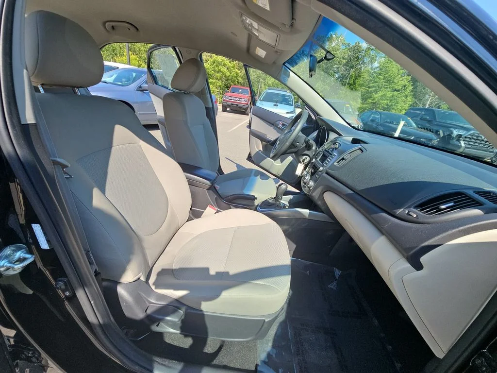 Used 2013 Black Kia EX image 10