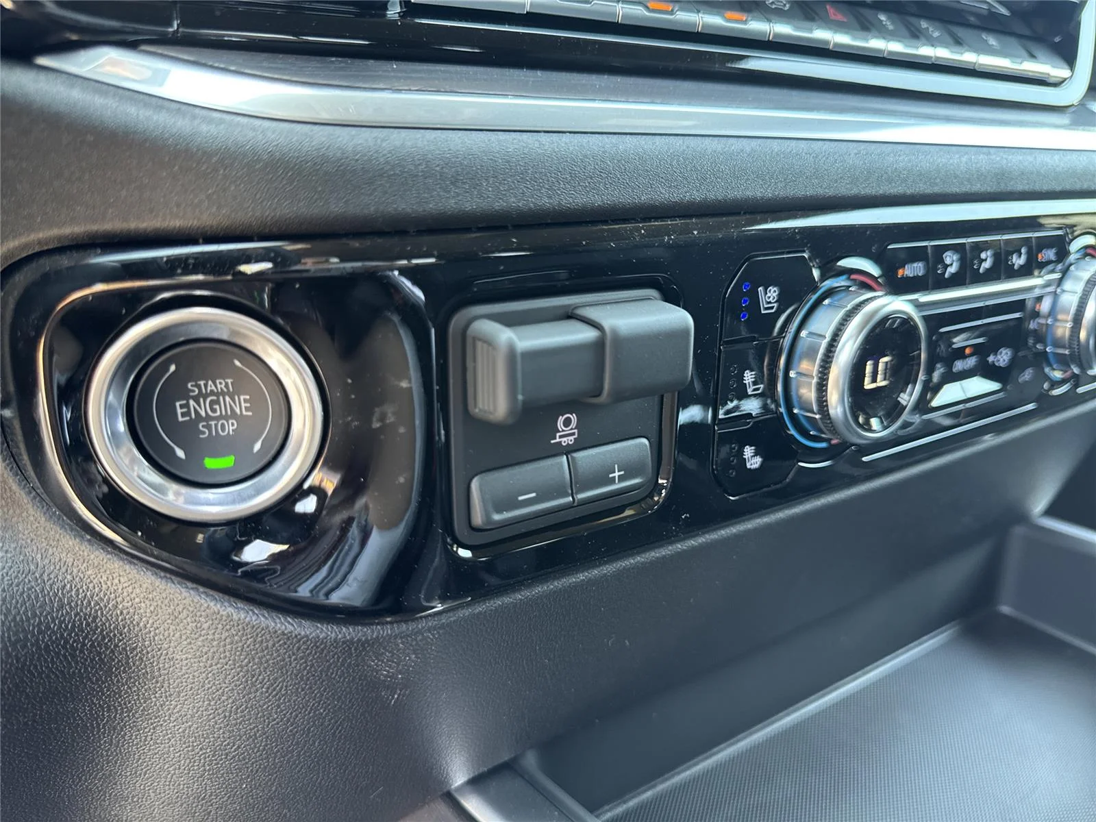 New 2026 Sterling Metallic GMC SLT image 25