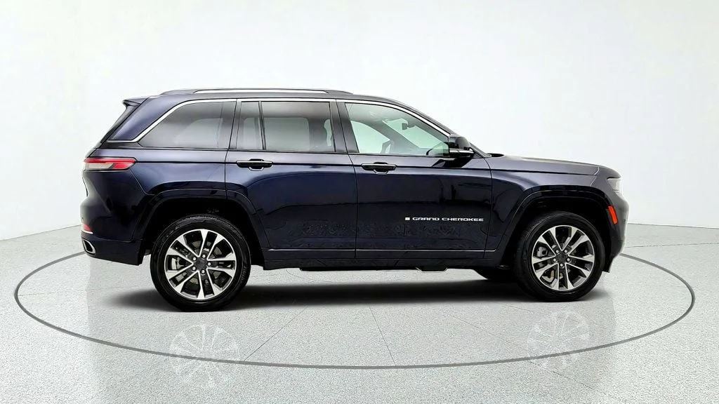 Used 2023 Midnight Sky Jeep Overland 4x4 image 4