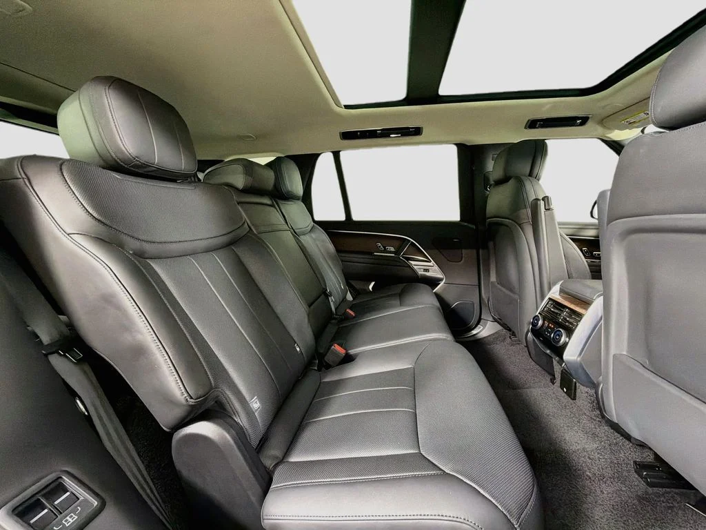 Used 2024 White Land Rover SE image 29