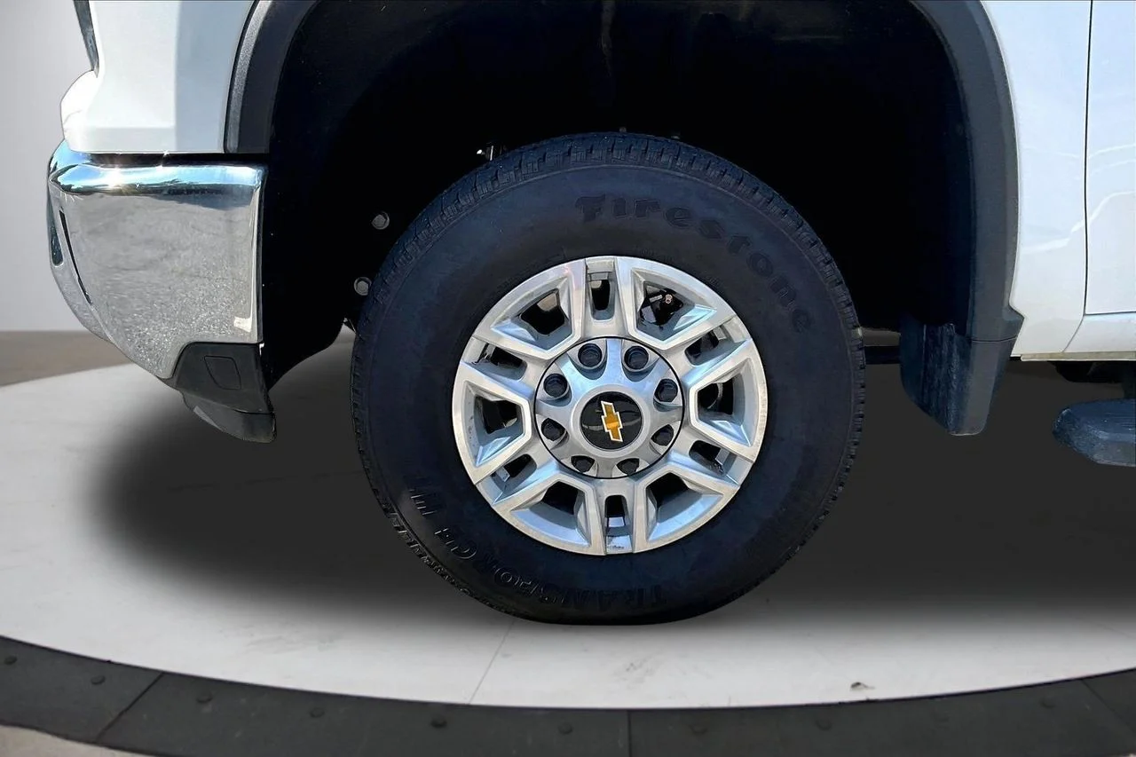 Used 2025 White Chevrolet LT image 31
