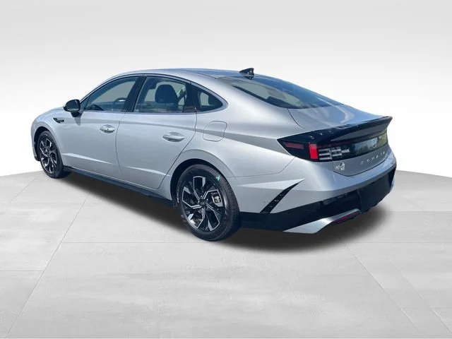 Used 2025 Silver Hyundai SEL image 3