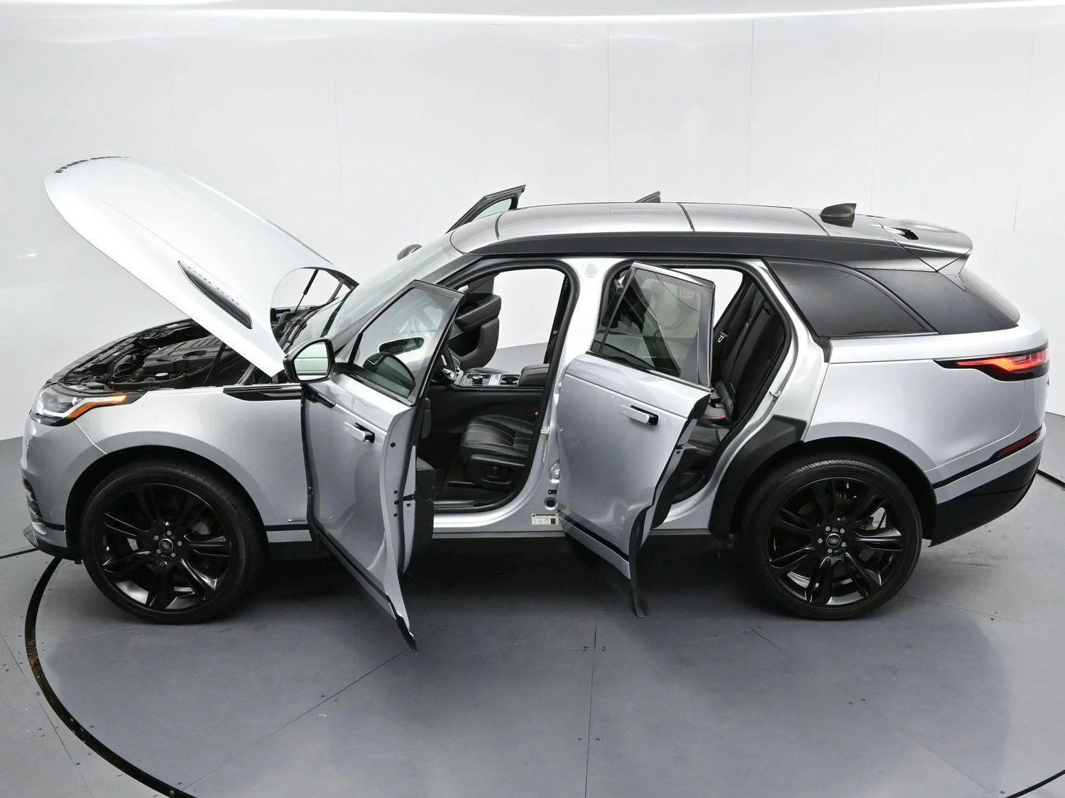 Used 2020 Silicon Silver Premium Metallic Land Rover R-Dynamic S image 39