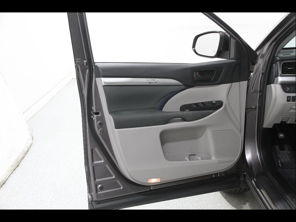 2019 Toyota Highlander LE - Photo 4