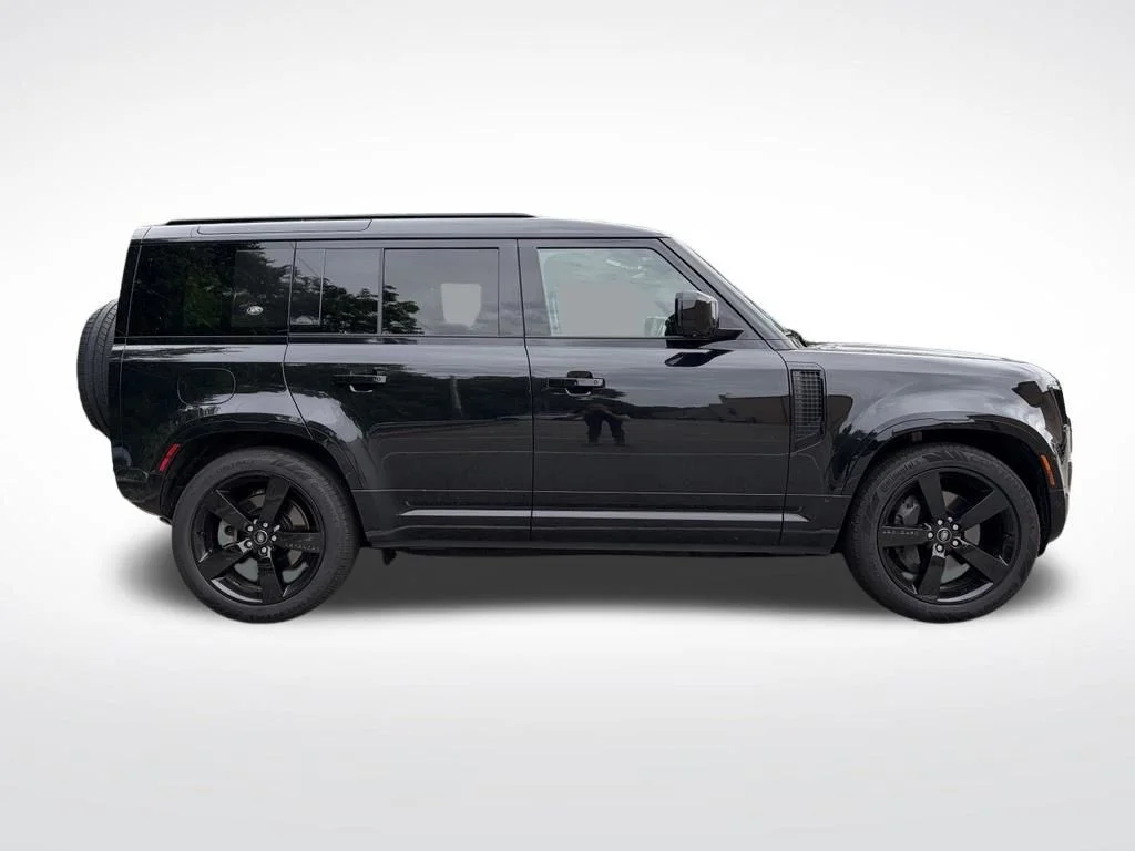 Certified Used 2023 Black Land Rover X-Dynamic SE image 4