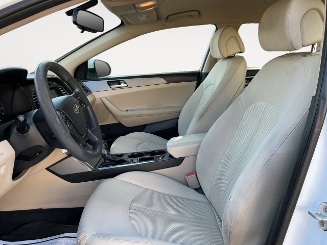 Used 2016 White Hyundai SE image 11