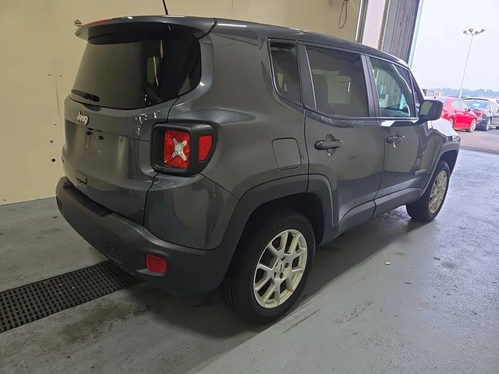 Certified Used 2023 Gray Jeep Latitude image 7