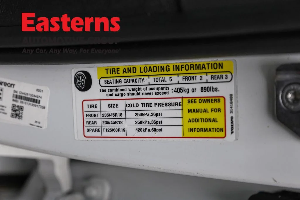 Used 2022 White Volvo B5 Momentum image 36