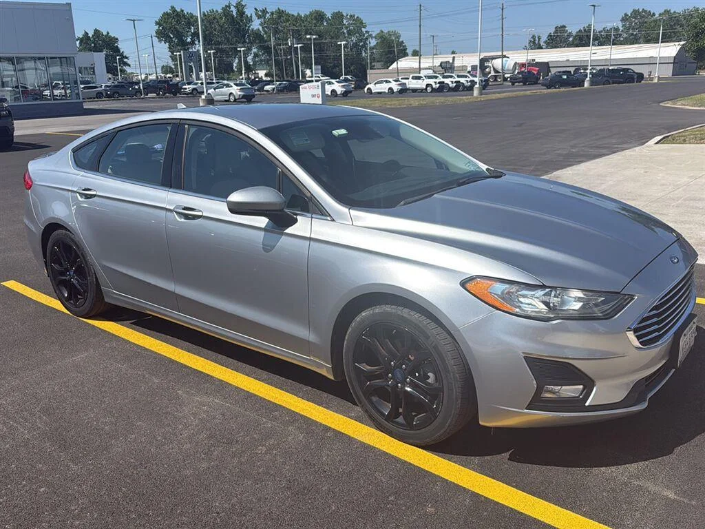 Used 2020 Iconic Silver Ford SE image 3